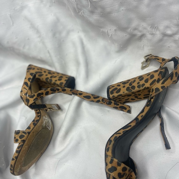 Sexy cheetah print heels they are a bit worn but still usable💛🤎🖤 - Picture 4 of 9